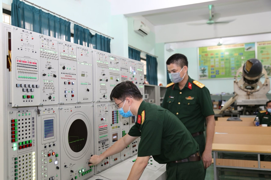 Được sáng lập năm 2003 bởi PGS.TS Mai Quang Huy và cộng sự (HVKTQS). Từ lực lượng ban đầu là giảng viên Khoa Vũ khí, Nhóm đã phát triển mạnh mẽ, chế tạo thành công nhiều thiết bị huấn luyện (MBT-03, TBS-19...) đạt giải thưởng cao. Các sản phẩm được ứng dụng rộng rãi trong và ngoài Quân đội. Nhóm định hướng tiếp tục mở rộng hợp tác, nghiên cứu các sản phẩm công nghệ cao phục vụ huấn luyện và sẵn sàng chiến đấu.